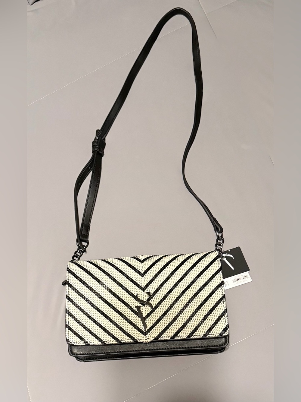 ✨✨NWT✨✨Simply Vera Wang Black & White Chevron Crossbody Bag - Picture 2 of 11